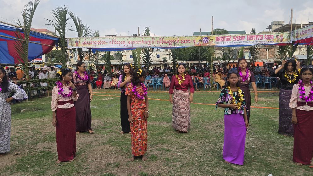 কুয়াকাটায় রাখাইনদের বর্ষবরণ, জলকেলিতে মত্ত তরুণ-তরুণীরা