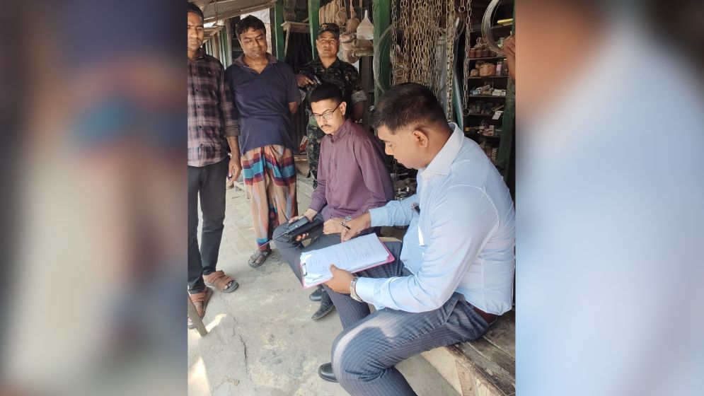 বাড়তি দামে জ্বালানি তেল বিক্রি, দুই ব্যবসায়ীকে অর্থদণ্ড