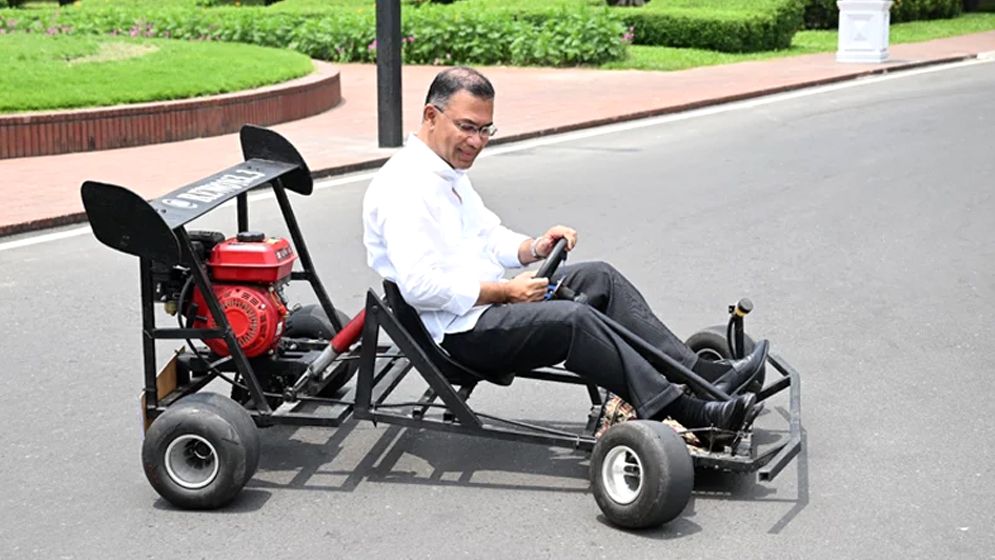 কলেজছাত্রের বানানো রেসিং কার চালালেন প্রধানমন্ত্রী তারেক রহমান