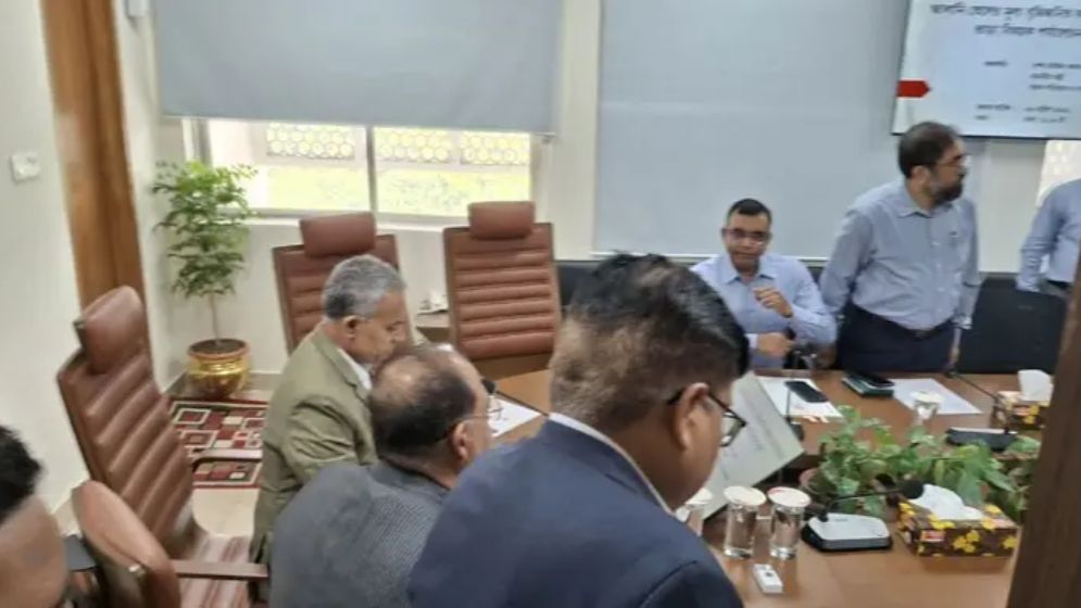 বাসভাড়া বাড়ানো নিয়ে পরিবহন মালিকদের সঙ্গে বৈঠকে সড়কমন্ত্রী