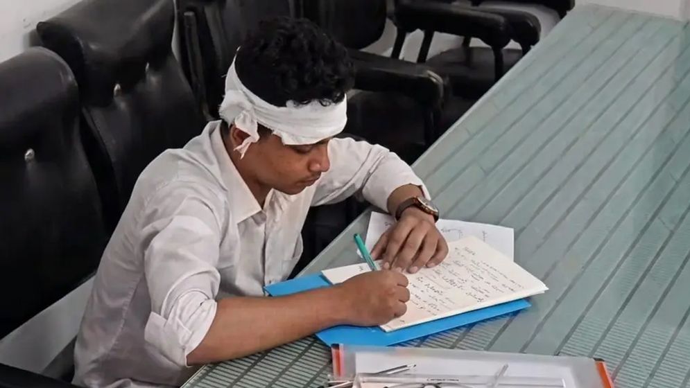 এসএসসি পরীক্ষার হলে ফ্যান খুলে মাথায় পড়ল শিক্ষার্থীর