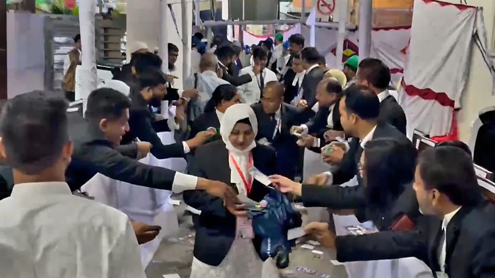 ঢাকা বার নির্বাচনে দ্বিতীয় দিনের ভোটগ্রহণ চলছে