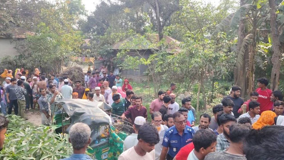 বাসচাপায় প্রাণ গেল মা-ছেলের