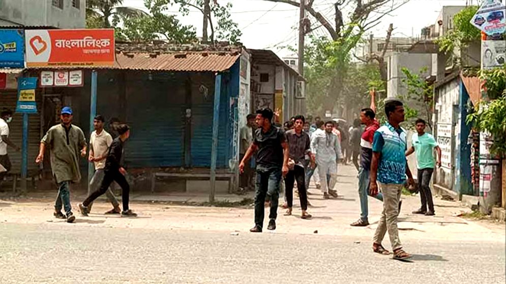 পাবনায় ছাত্রদল-শিবির সংঘর্ষ, ককটেল বিস্ফোরণ