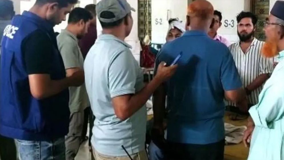 যুবককে প্রকাশ্যে কুপিয়ে জখম, প্রাণ বাঁচাতে থানায় আশ্রয়