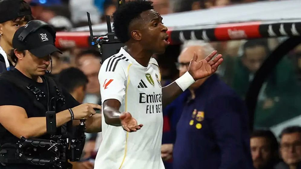 ভিনিসিয়ুসকে মাঠে রেখেই চলে গেল রিয়ালের বাস