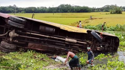 গোপালগঞ্জে যাত্রীবাহী বাস খাদে পড়ে আহত ২০ 