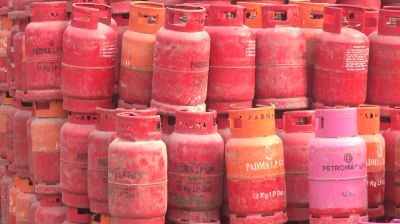 হিলিতে সরকারি দামেও মিলছে না এলপিজি