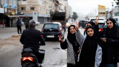 যুদ্ধবিরতির আবহে দক্ষিণ লেবাননে বাসিন্দাদের ঘরে ফেরার ঢল