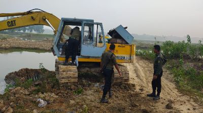 অবৈধভাবে মাটি কাটায় জরিমানা, বিকল করা হলো স্ক্যাভেটর