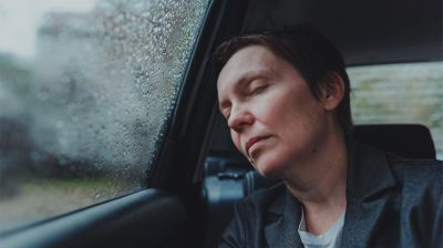 যেসব কারণ বৃষ্টির দিনে ঘুম পায় 