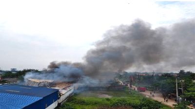 ডেমরায় কারখানায় আগুন, নিয়ন্ত্রণে ফায়ার সার্ভিসের ৪ ইউনিট