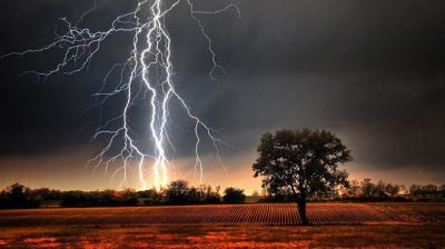 বজ্রপাত থেকে বাঁচতে যা করতে হবে