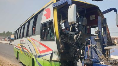 সিরাজগঞ্জে রোড ডিভাইডারের সঙ্গে বাসের ধাক্কা, নিহত ৩