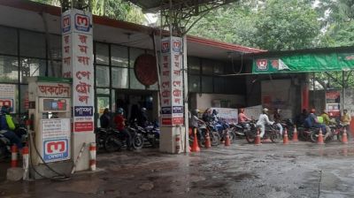 তেল আছে, নেই ক্রেতার ভিড়