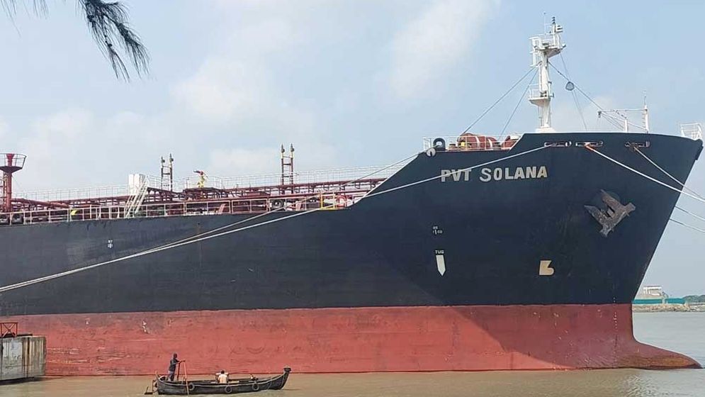 ‘তেলের আরও দুটি চালান আসছে এপ্রিলের প্রথম সপ্তাহে’