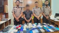রাজধানীতে বিপুল পরিমাণ চোরাই মোবাইলসহ গ্রেপ্তার ১