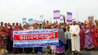 ফসলি জমির মাটি কাটার বিরুদ্ধে ঝাড়ু মিছিল