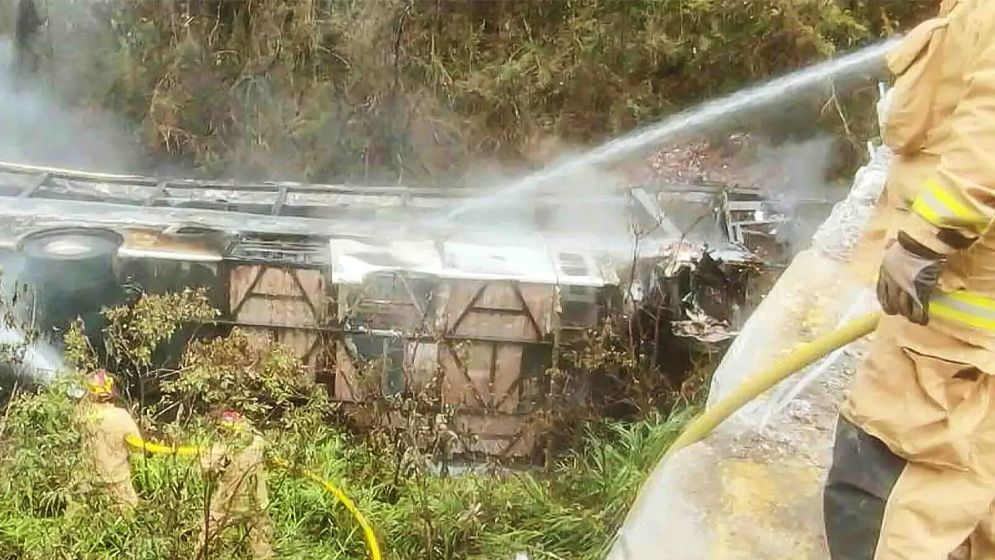 ইকুয়েডরে বাস খাদে পড়ে নিহত ১৪