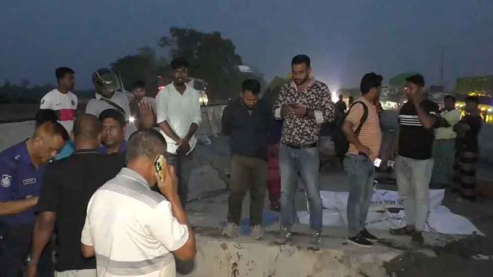 টাঙ্গাইলে ট্রাকচাপায় প্রাণ গেল দুই শ্রমিকের