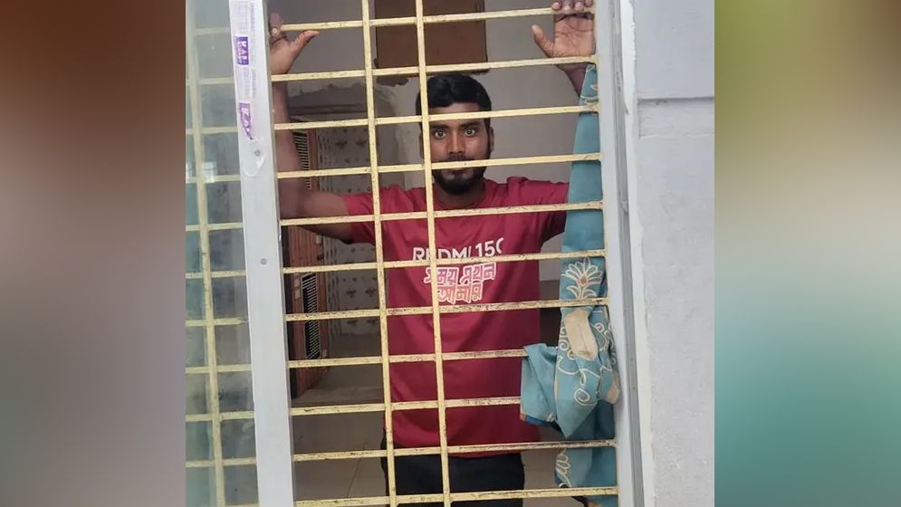 থানায় ডিউটি অফিসারকে ‘ম্যাডাম’ বলায় যুবক আটক