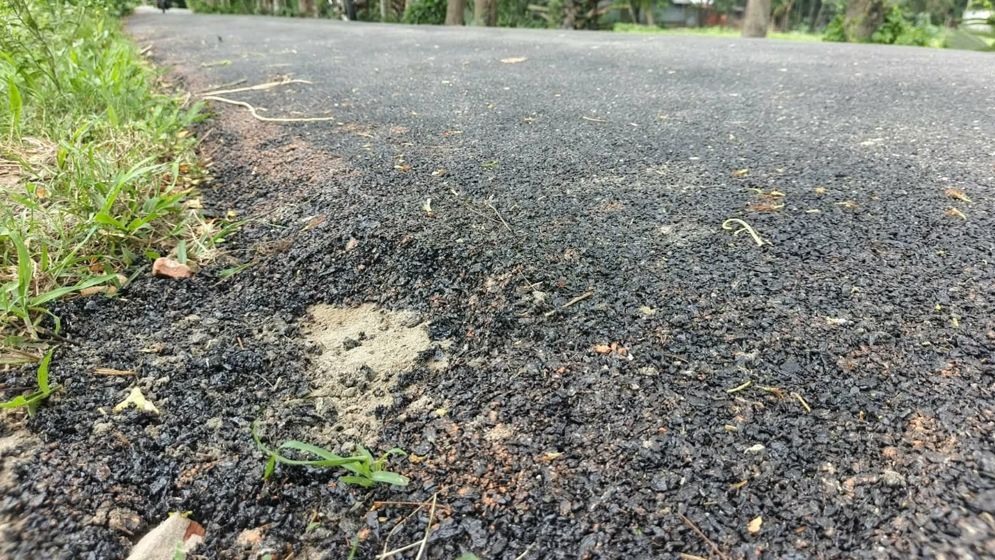 রাঙ্গাবালীতে সড়ক সংস্কারে অনিয়মের অভিযোগ