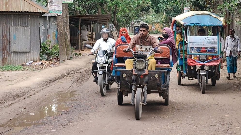 সংস্কারহীন সড়কে চলছে ঝুঁকি নিয়ে চলাচল 