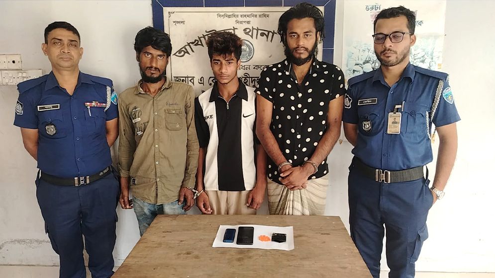 আখাউড়ায় বিশেষ অভিযানে ইয়াবাসহ আটক ৩