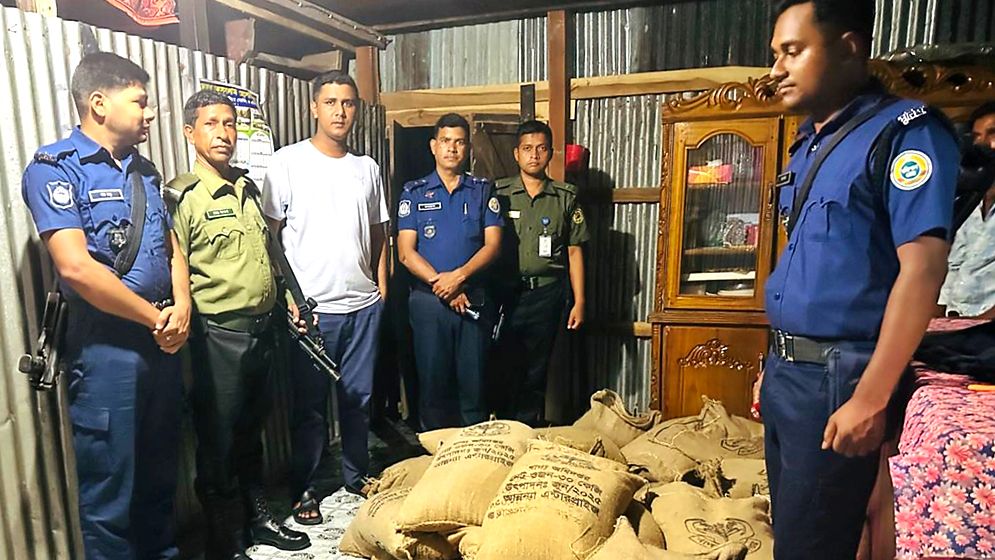 অভিযানে মিলল ২৬ বস্তা সরকারি চাল, জড়িতদের খুঁজছে প্রশাসন