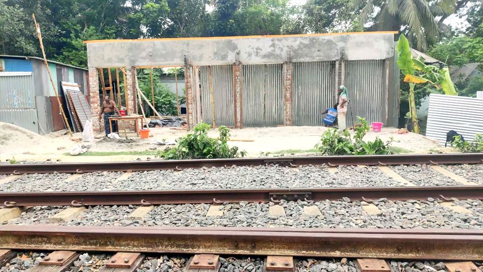 রেলওয়ের জায়গা দখল করে গড়ে উঠছে পাকা দোকানঘর
