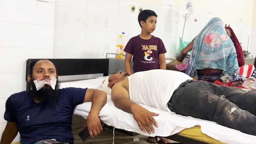 পাওনা টাকা চাওয়ায় সংঘর্ষ, ইউপি সদস্যসহ আহত ১৩