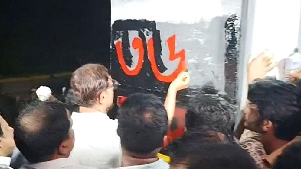 নিজ হাতে গ্রাফিতি আঁকলেন মেয়র শাহাদাত 