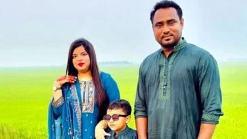 পিকআপভ্যানের ধাক্কায় মোটরসাইকেল আরোহী স্বামী-স্ত্রী-সন্তান নিহত