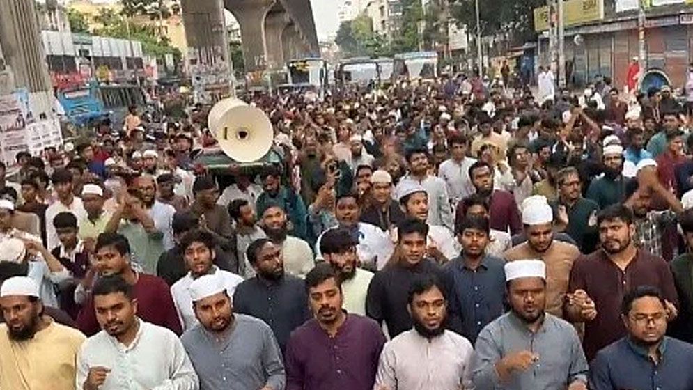 দ্রুত বিচার দাবিতে মিরপুরে বিক্ষোভ, যান চলাচল বন্ধ  
