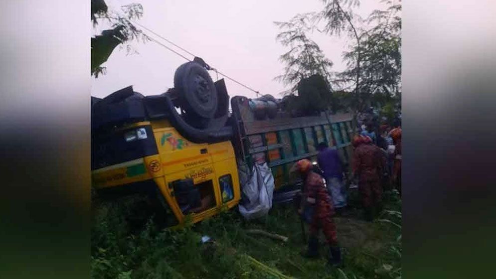 ঢাকা-টাঙ্গাইল মহাসড়কে রডবোঝাই ট্রাক উল্টে নিহত ১৫  