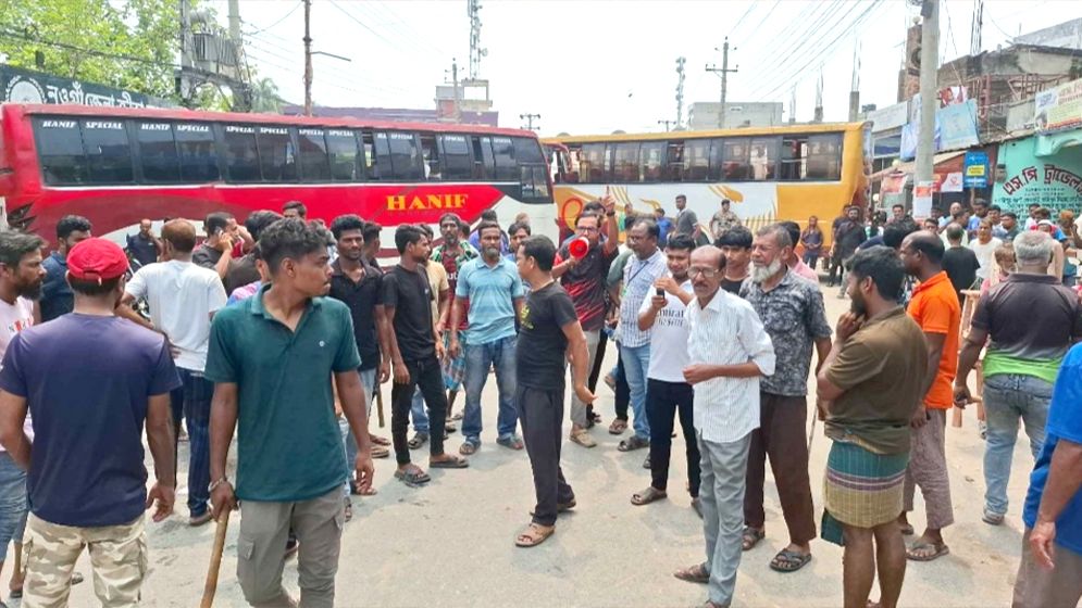 চালককে মারধর, নওগাঁ থেকে দূরপাল্লার বাস চলাচল বন্ধ