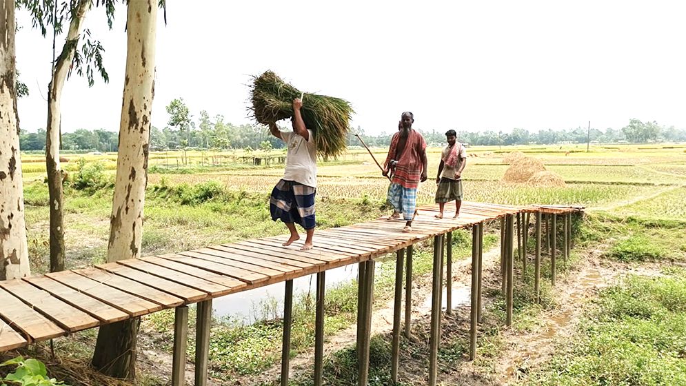 দুর্ভোগ কমাতে সেতু নির্মাণ করে দিলেন বিএনপি নেতা