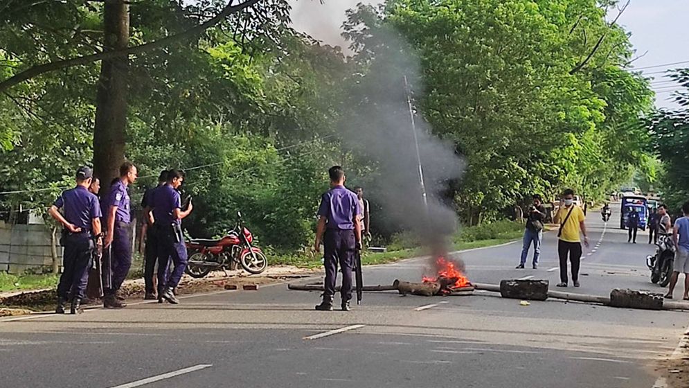 সাজেকে সড়ক অবরোধ, যান চলাচল বন্ধ