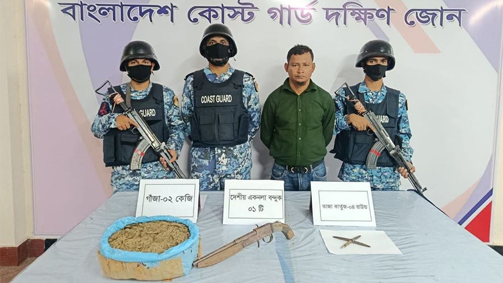 লঞ্চে অস্ত্র ও গাঁজাসহ যুবক আটক