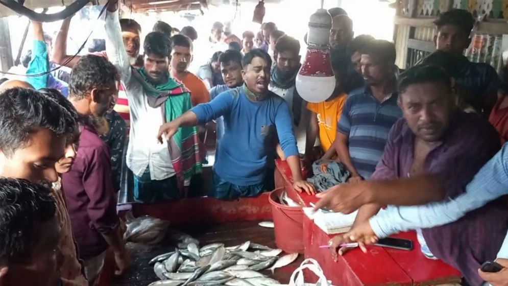 নিষেধাজ্ঞার পর লক্ষ্মীপুরে মেঘনায় মাছ ধরা শুরু
