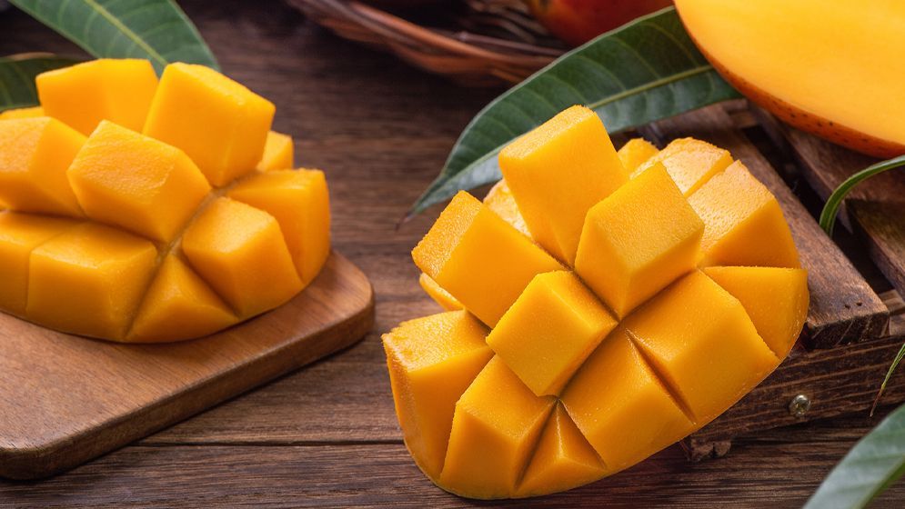 আম খেলে কি সত্যি শরীরের তাপমাত্রা বাড়ে