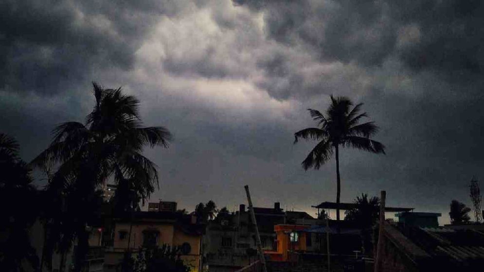 সন্ধ্যার মধ্যে ৮ অঞ্চলে ঝড়ের আভাস, নদীবন্দরে সতর্কতা