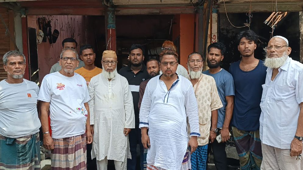 বারুইপাড়া বাজারে অগ্নিকাণ্ড, ১০ লাখ টাকার ক্ষতি