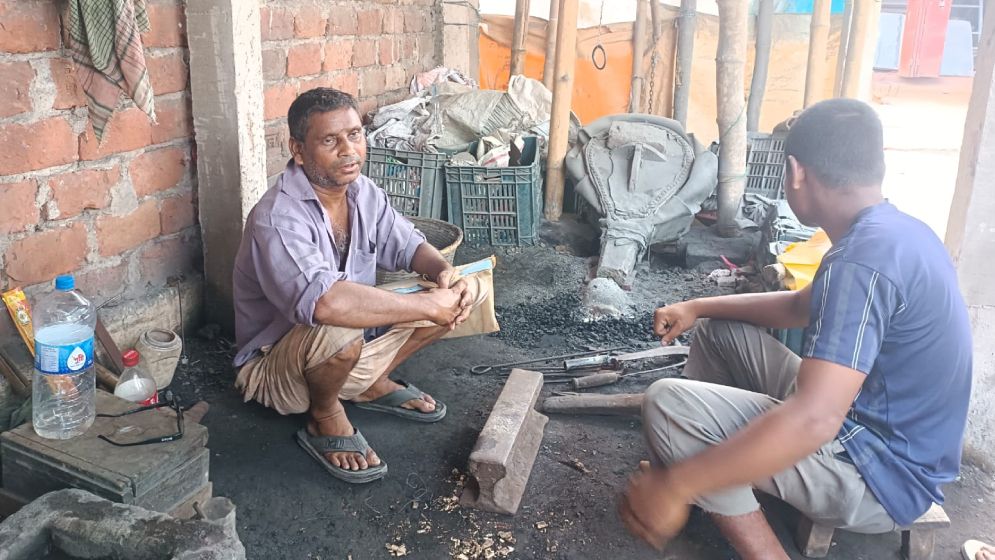 বিলুপ্তির পথে ঐতিহ্যবাহী কামার শিল্প, দুর্দিন কাটছে না কারিগরদের