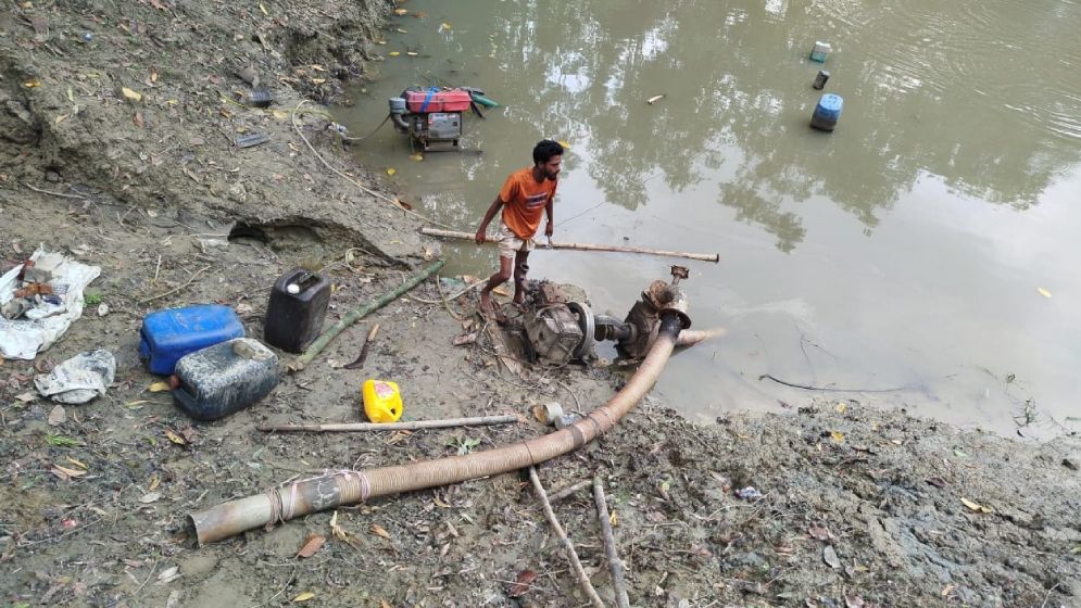 অবৈধভাবে বালু তোলার দায়ে ব্যবসায়ীকে কারাদণ্ড