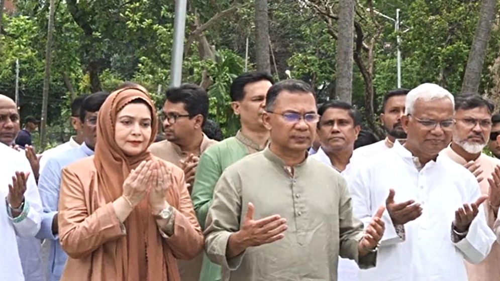 বাবা-মা-ভাইয়ের কবর জিয়ারত করলেন প্রধানমন্ত্রী