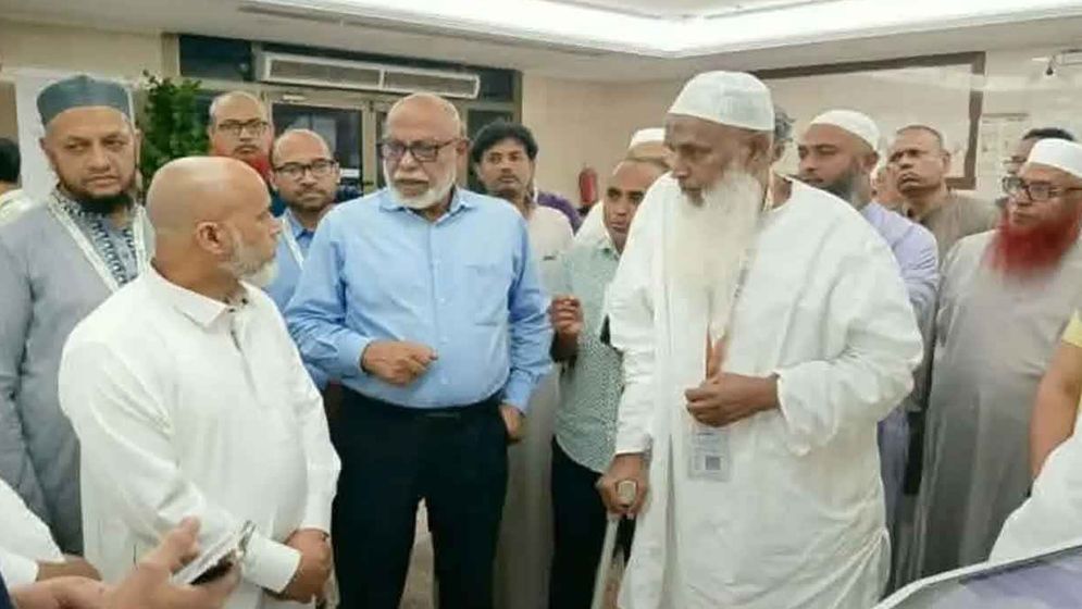 হজের দায়িত্বে অবহেলায় কাউকে ছাড় দেওয়া হবে না