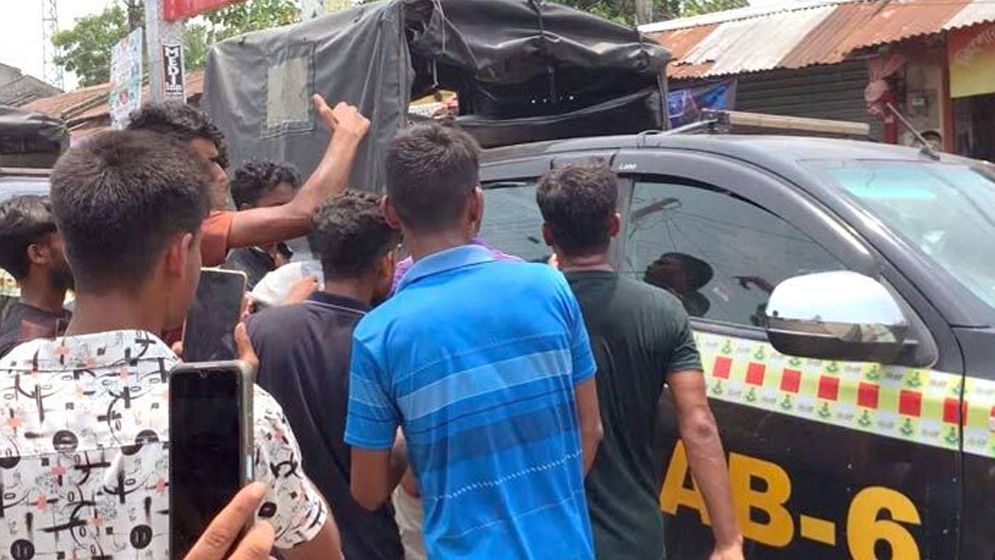 র‍্যাবের গাড়ি ভাঙচুর, দুই আসামি ছিনিয়ে নিলো বিক্ষুব্ধ জনতা