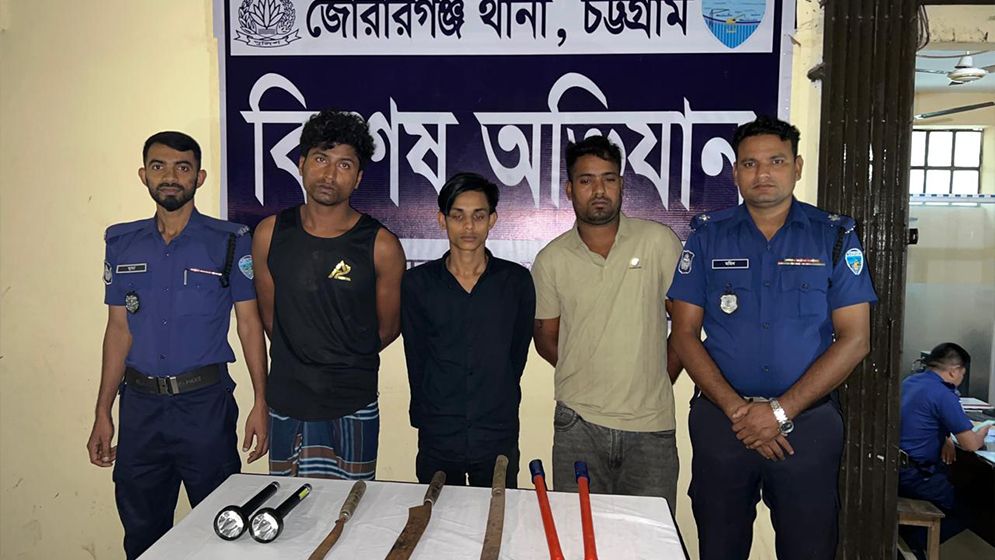 ডাকাতির প্রস্তুতিকালে ২৯ মামলার আসামিসহ ৩ ডাকাত গ্রেফতার