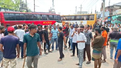 চালককে মারধর, নওগাঁ থেকে দূরপাল্লার বাস চলাচল বন্ধ